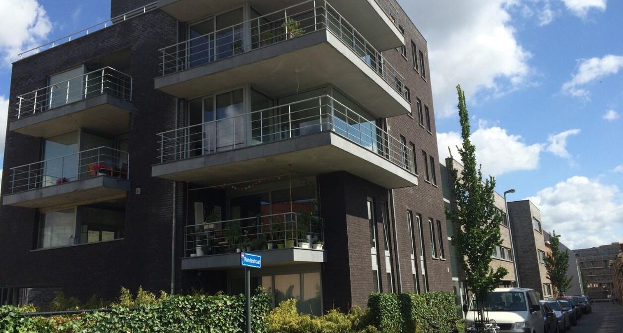 Uniek luxe-appartement met panoramisch zicht over de skyline van Leuven. Appartement als enige gelegen op de hoogste verdieping (4de) en omvat een  inkomhal met vestiaireruimte, zeer ruime leefruimte met een open volledig geïnstalleerde keuken en een aa