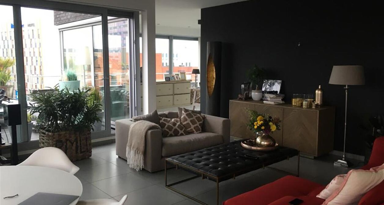 Uniek luxe-appartement met panoramisch zicht over de skyline van Leuven. Appartement als enige gelegen op de hoogste verdieping (4de) en omvat een  inkomhal met vestiaireruimte, zeer ruime leefruimte met een open volledig geïnstalleerde keuken en een aa