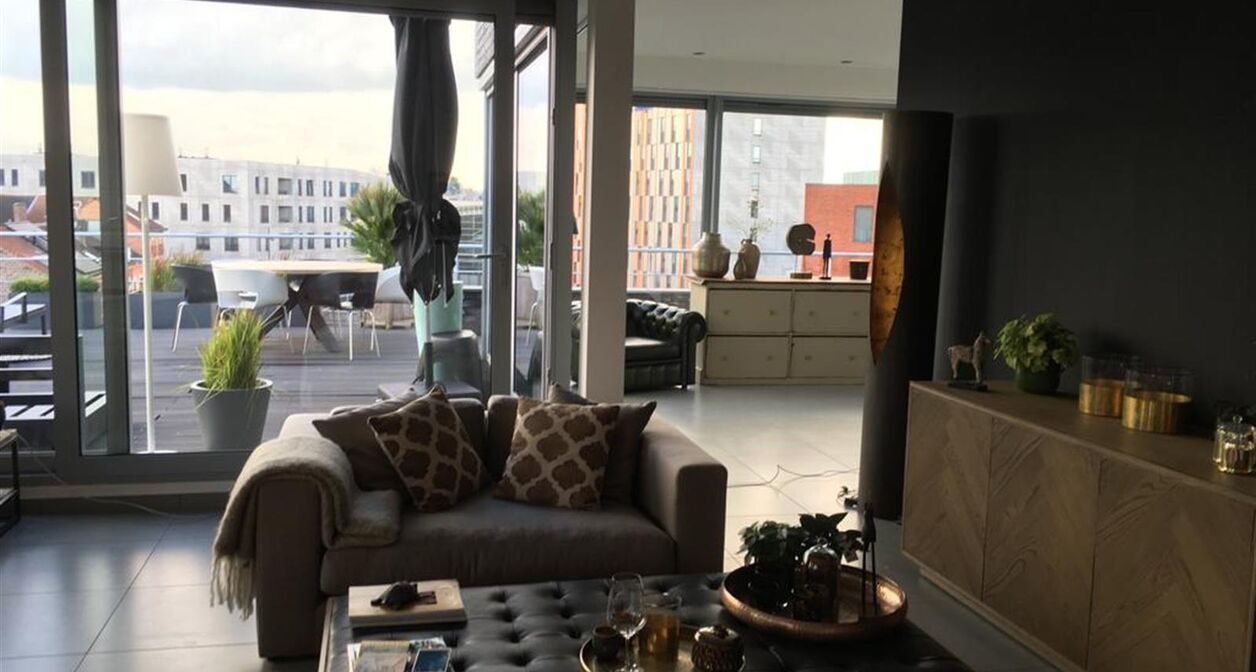 Uniek luxe-appartement met panoramisch zicht over de skyline van Leuven. Appartement als enige gelegen op de hoogste verdieping (4de) en omvat een  inkomhal met vestiaireruimte, zeer ruime leefruimte met een open volledig geïnstalleerde keuken en een aa