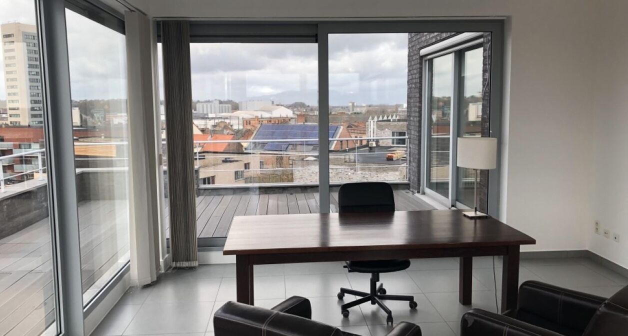 Uniek luxe-appartement met panoramisch zicht over de skyline van Leuven. Appartement als enige gelegen op de hoogste verdieping (4de) en omvat een  inkomhal met vestiaireruimte, zeer ruime leefruimte met een open volledig geïnstalleerde keuken en een aa