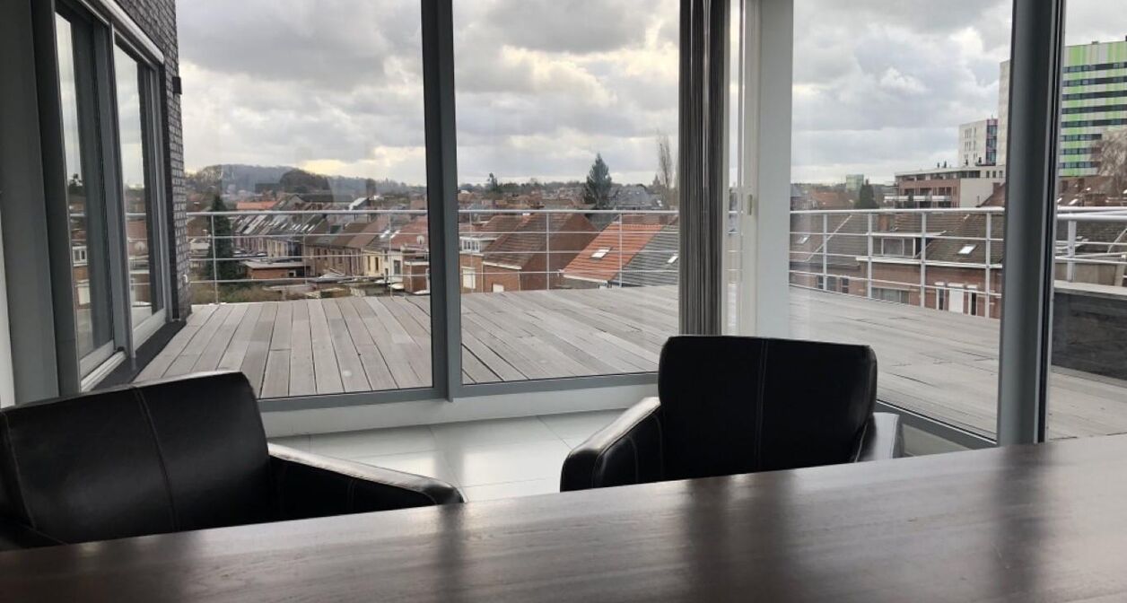 Uniek luxe-appartement met panoramisch zicht over de skyline van Leuven. Appartement als enige gelegen op de hoogste verdieping (4de) en omvat een  inkomhal met vestiaireruimte, zeer ruime leefruimte met een open volledig geïnstalleerde keuken en een aa