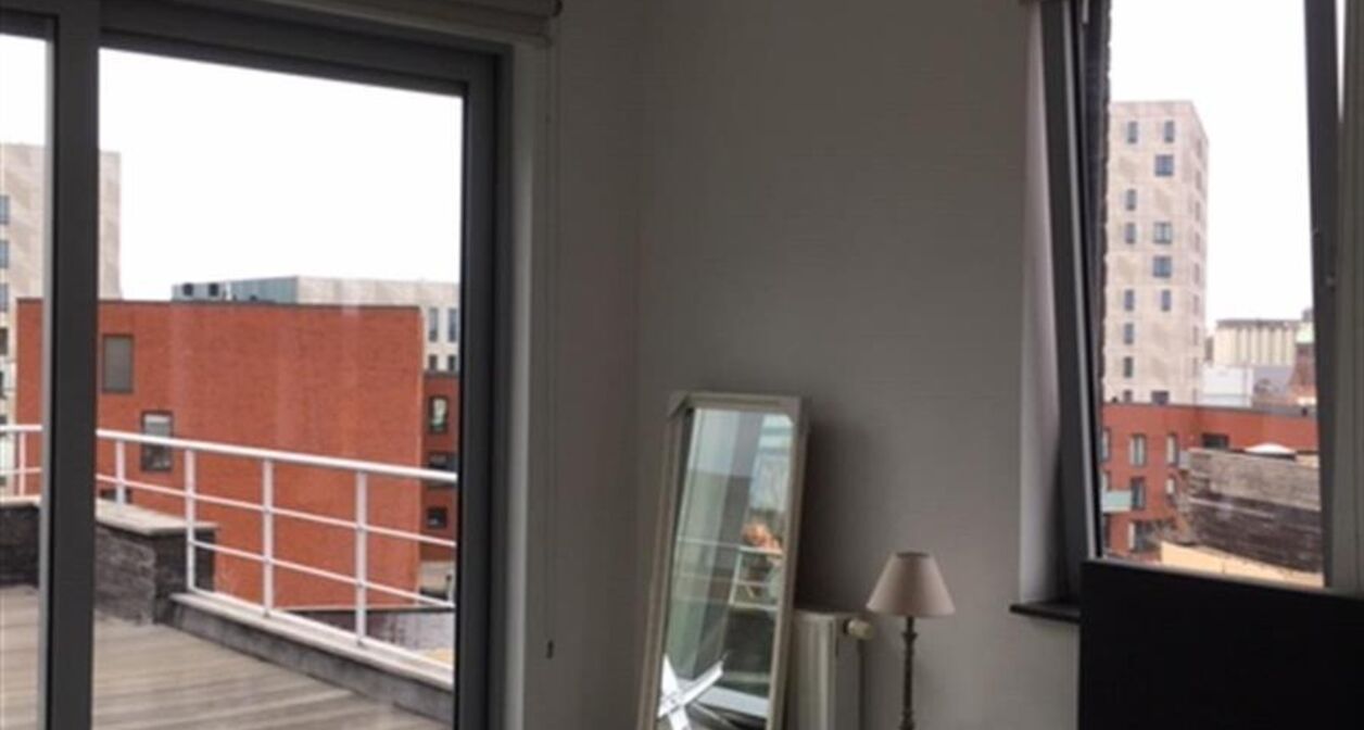 Uniek luxe-appartement met panoramisch zicht over de skyline van Leuven. Appartement als enige gelegen op de hoogste verdieping (4de) en omvat een  inkomhal met vestiaireruimte, zeer ruime leefruimte met een open volledig geïnstalleerde keuken en een aa