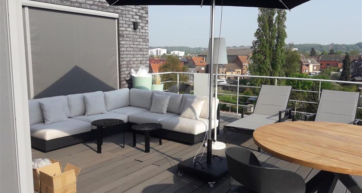 Uniek luxe-appartement met panoramisch zicht over de skyline van Leuven. Appartement als enige gelegen op de hoogste verdieping (4de) en omvat een  inkomhal met vestiaireruimte, zeer ruime leefruimte met een open volledig geïnstalleerde keuken en een aa