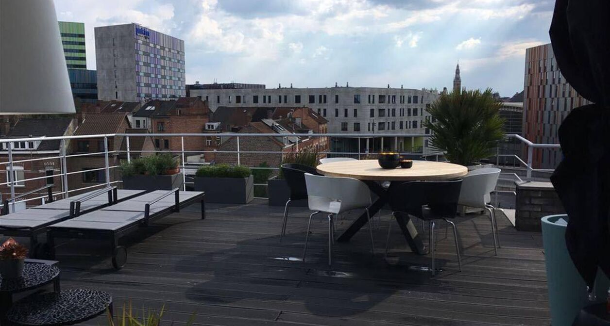 Uniek luxe-appartement met panoramisch zicht over de skyline van Leuven. Appartement als enige gelegen op de hoogste verdieping (4de) en omvat een  inkomhal met vestiaireruimte, zeer ruime leefruimte met een open volledig geïnstalleerde keuken en een aa