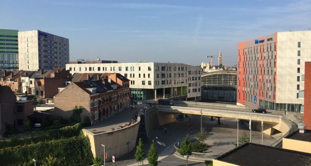 Uniek luxe-appartement met panoramisch zicht over de skyline van Leuven. Appartement als enige gelegen op de hoogste verdieping (4de) en omvat een  inkomhal met vestiaireruimte, zeer ruime leefruimte met een open volledig geïnstalleerde keuken en een aa