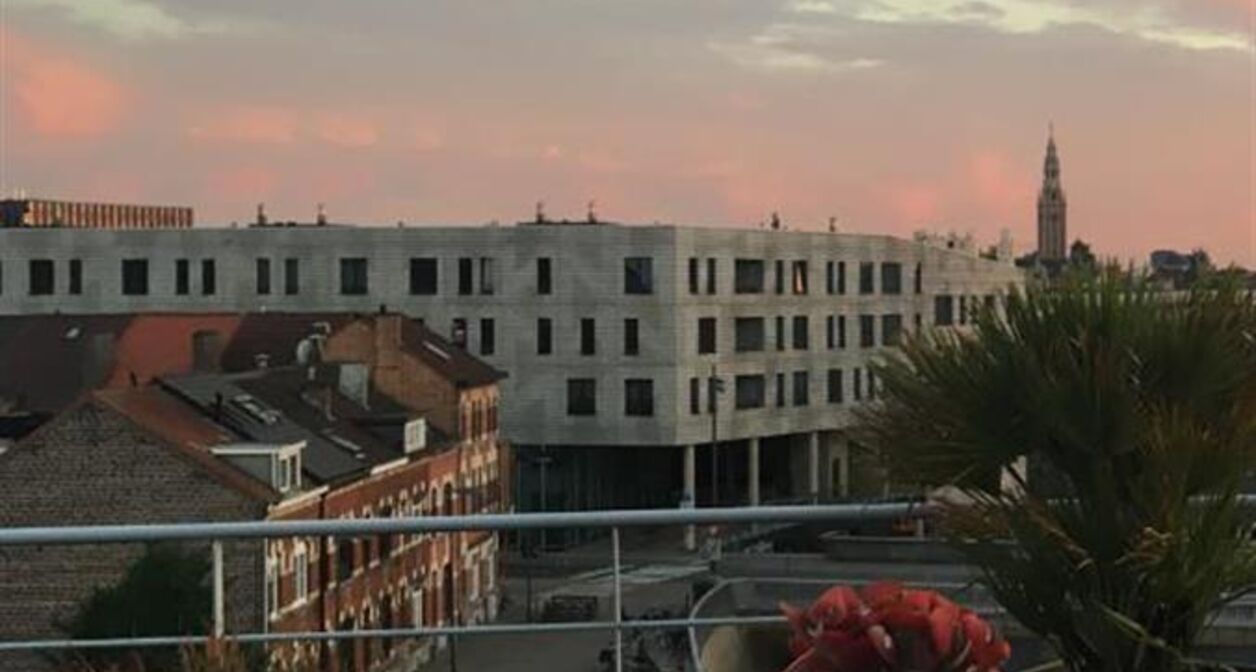 Uniek luxe-appartement met panoramisch zicht over de skyline van Leuven. Appartement als enige gelegen op de hoogste verdieping (4de) en omvat een  inkomhal met vestiaireruimte, zeer ruime leefruimte met een open volledig geïnstalleerde keuken en een aa